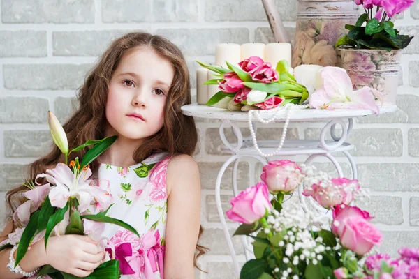 Porträtt av en vacker flicka med blommor — Stockfoto