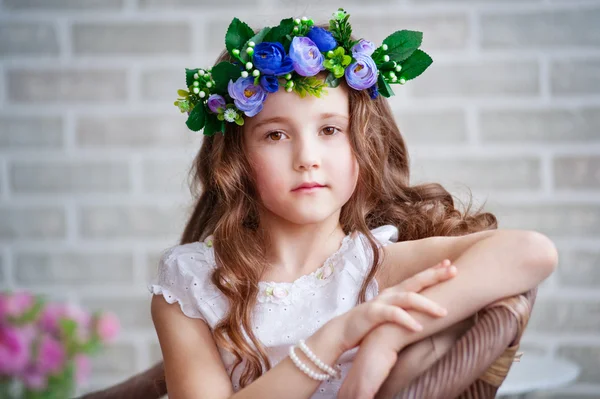 Portret van een mooi klein meisje in een krans — Stockfoto