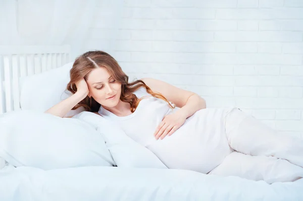 孕妇躺在床上 — 图库照片