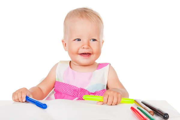 Улыбающийся ребенок рисует цветными карандашами — стоковое фото