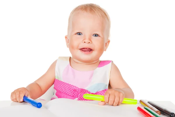 Enfant souriant avec crayons de couleur — Photo