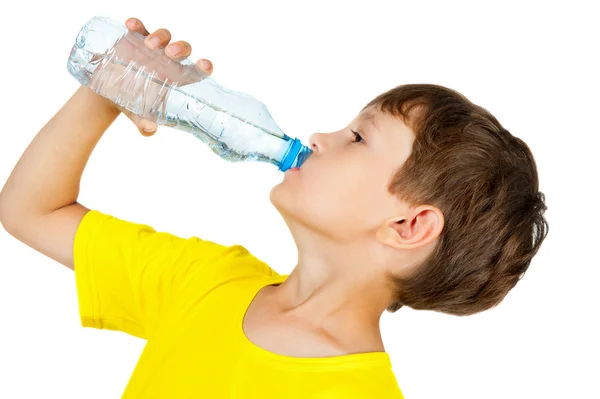 Chłopiec pije wodę z butelki Obrazek Stockowy