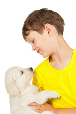 Çocuk bir köpek yavrusu