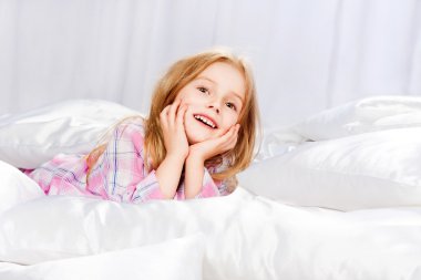 yatakta hayal, güzel bir kız portresi