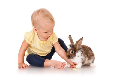 küçük kız lahana tavşan besleme