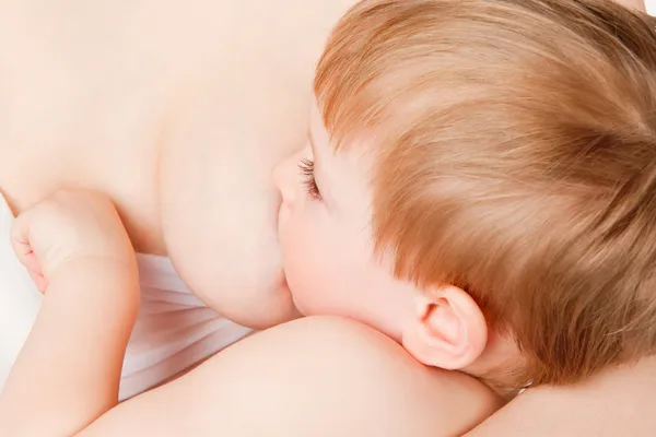 Kleine jongen borstvoeding geeft — Stockfoto