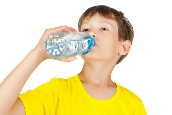 Menino bebe água de uma garrafa — Fotografia de Stock