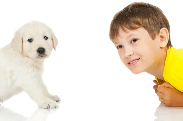 Jongen met een puppy — Stockfoto