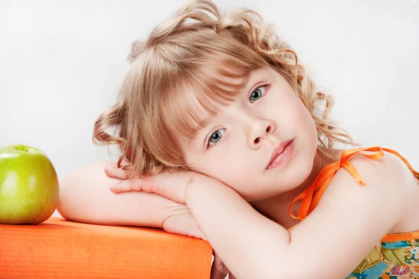 Bella ragazza con libri, su uno sfondo grigio — Foto Stock