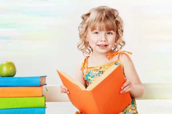Menina bonita com livros, em um fundo cinza — Fotografia de Stock