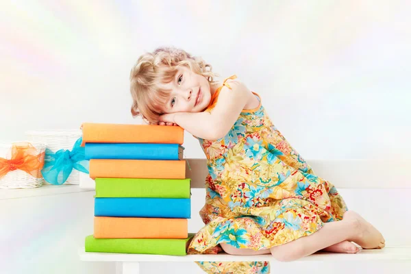 Hermosa chica con libros, sobre un fondo gris — Foto de Stock