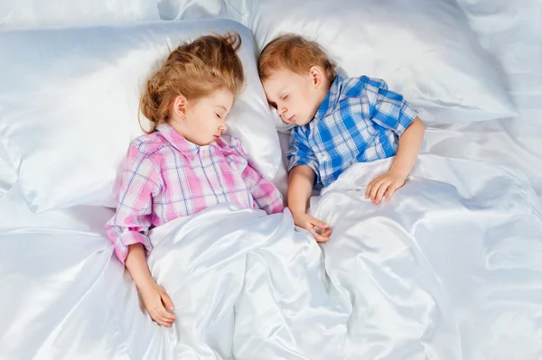 Δύο παιδιά κοιμισμένοι στο κρεβάτι — Φωτογραφία Αρχείου