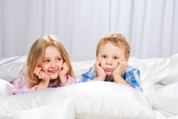 Iki mutlu çocuk yatağa oyun — Stok fotoğraf