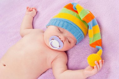 emzik ile uyuyan bebek