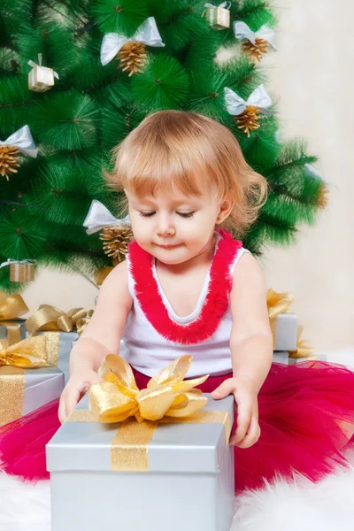 bir Noel ağacı yakınındaki gülümseyen kız