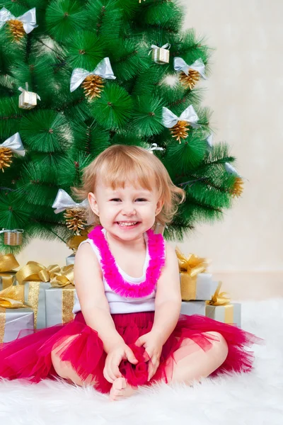 Ragazza sorridente vicino a un albero di Natale — Foto Stock