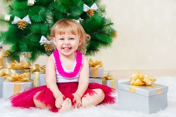 Chica sonriente cerca de un árbol de Navidad —  Fotos de Stock