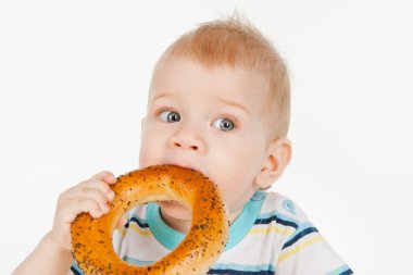 simit olan küçük çocuk