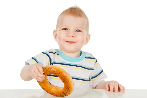 En liten gutt med bagel – stockfoto