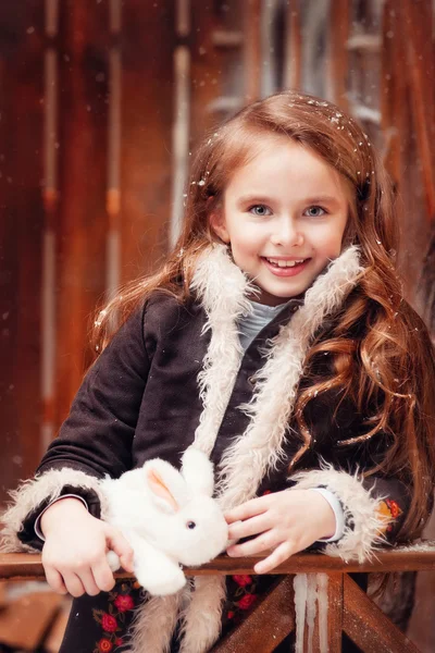 Bella bambina sotto il portico di legno — Foto Stock