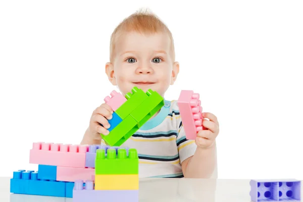 Der kleine Junge mit Spielzeug — Stockfoto