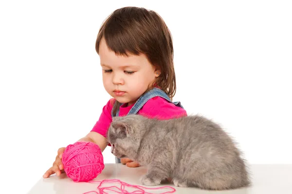 小女孩与一只小猫和毛线球 — 图库照片