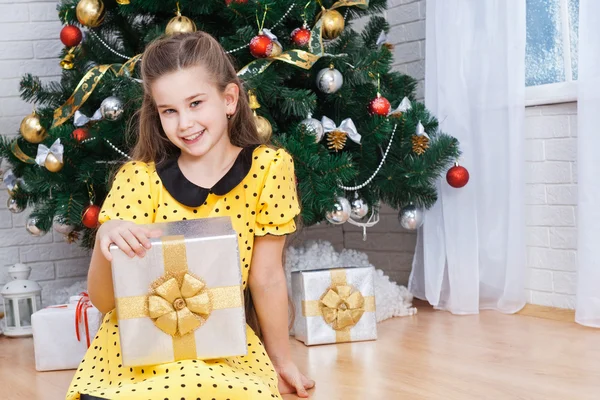 Dziewczynka w pokoju z Boże Narodzenie prezenty — Zdjęcie stockowe