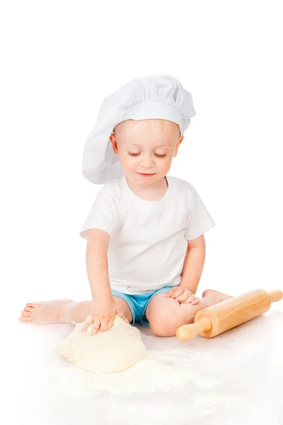 De kleine jongen rollen het deeg — Stockfoto