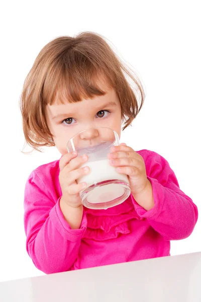 Petite fille buvant du lait — Photo