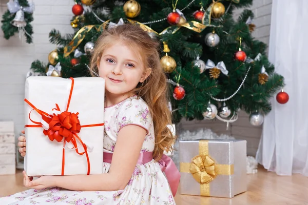 Bambina in una stanza con regali di Natale — Foto Stock