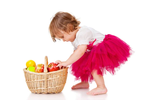 小女孩拿着一篮子苹果 — 图库照片