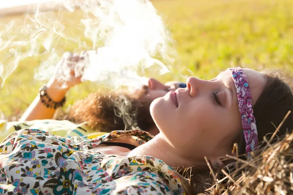 Hippie paar in het veld — Stockfoto