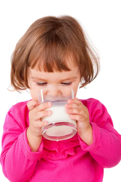 Маленька дівчинка п'є молоко — стокове фото