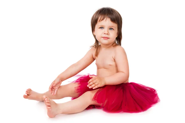Glad liten flicka i en röd kjol — Stockfoto