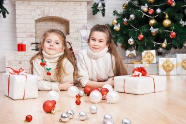 Noel hediye ile bir odada iki küçük kız
