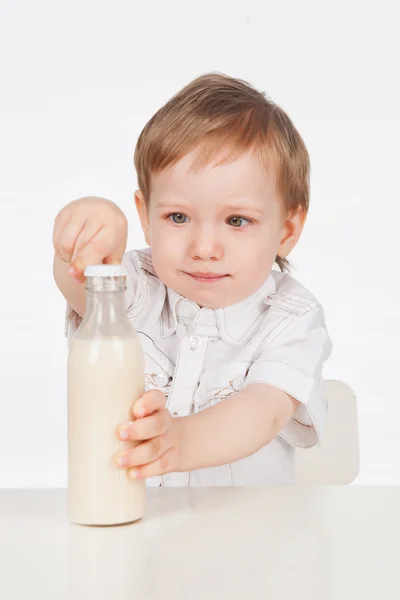 男孩与瓶牛奶 — 图库照片