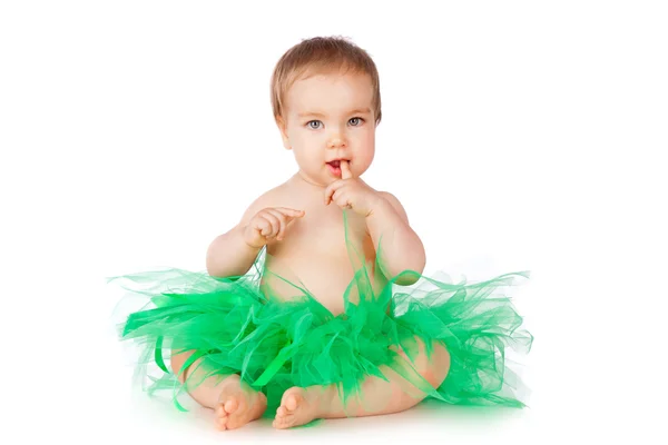 Glad liten flicka i en grön kjol — Stockfoto