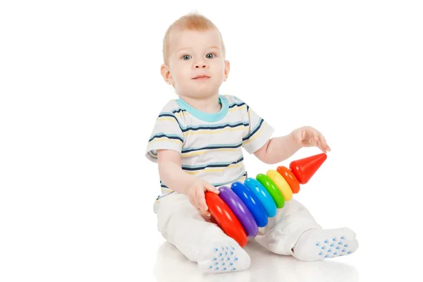 Le petit garçon avec une pyramide de jouets — Photo