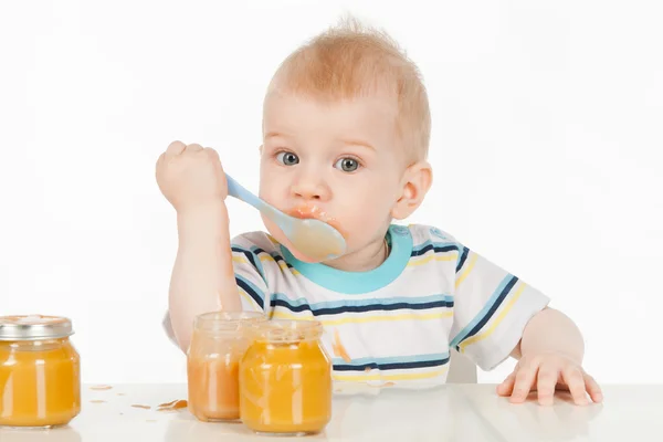 Il ragazzo mangia con una purea di cucchiaio — Foto Stock