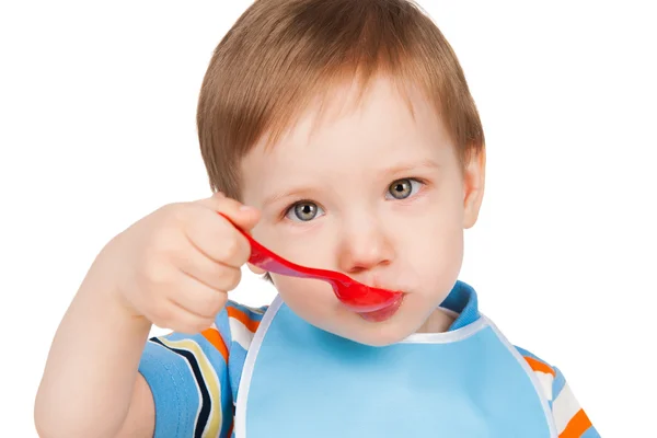 Garçon mange avec une cuillère de purée — Photo