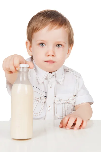 Der Junge mit der Flasche Milch — Stockfoto