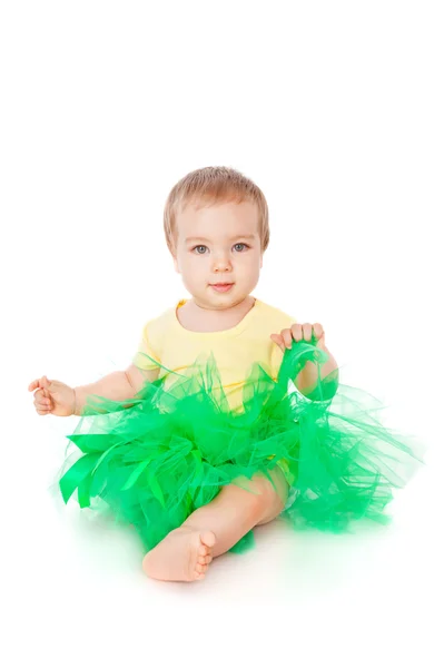 Fröhliches kleines Mädchen im grünen Rock — Stockfoto