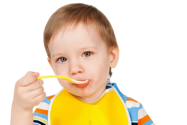 Boy eet met een lepel puree — Stockfoto