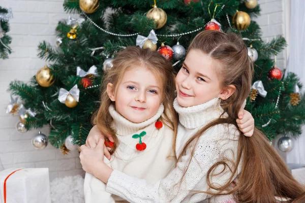 Две маленькие девочки в комнате с рождественскими подарками — стоковое фото