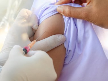 Çocuk koronavirüsü aşısı. Covid-19 'a karşı şırıngayla aşılanmış..