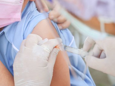 Çocuk koronavirüsü aşısı. Covid-19 'a karşı şırıngayla aşılanmış..