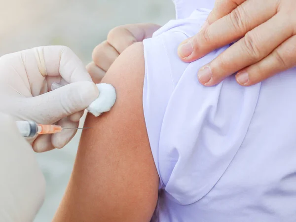 子供のコロナウイルスワクチンはCovid 19に対する注射器でワクチン接種されます ロイヤリティフリーのストック画像
