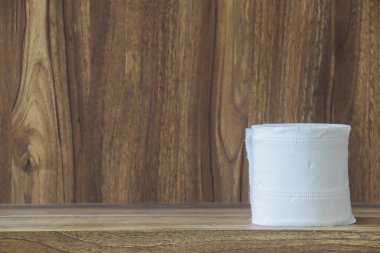 Eski tarz ahşap arkaplan tasarımı için kopyalama alanı olan ahşap masa üzerindeki beyaz kağıt..