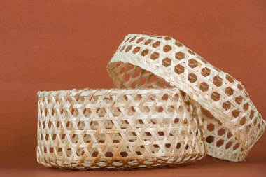 Bambu sepeti kahverengi bir zemin üzerine dizayn için kopyalama alanı ile yerleştirildi