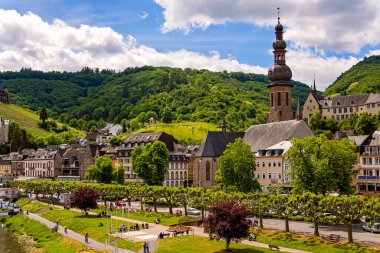 Cochem, Rhineland-Palatinate, Almanya - 21 Mayıs 2022: Cochem kasabası ve St. Martin Kilisesi. Kilisenin en eski yeri, 15. yüzyıla dayanıyor..